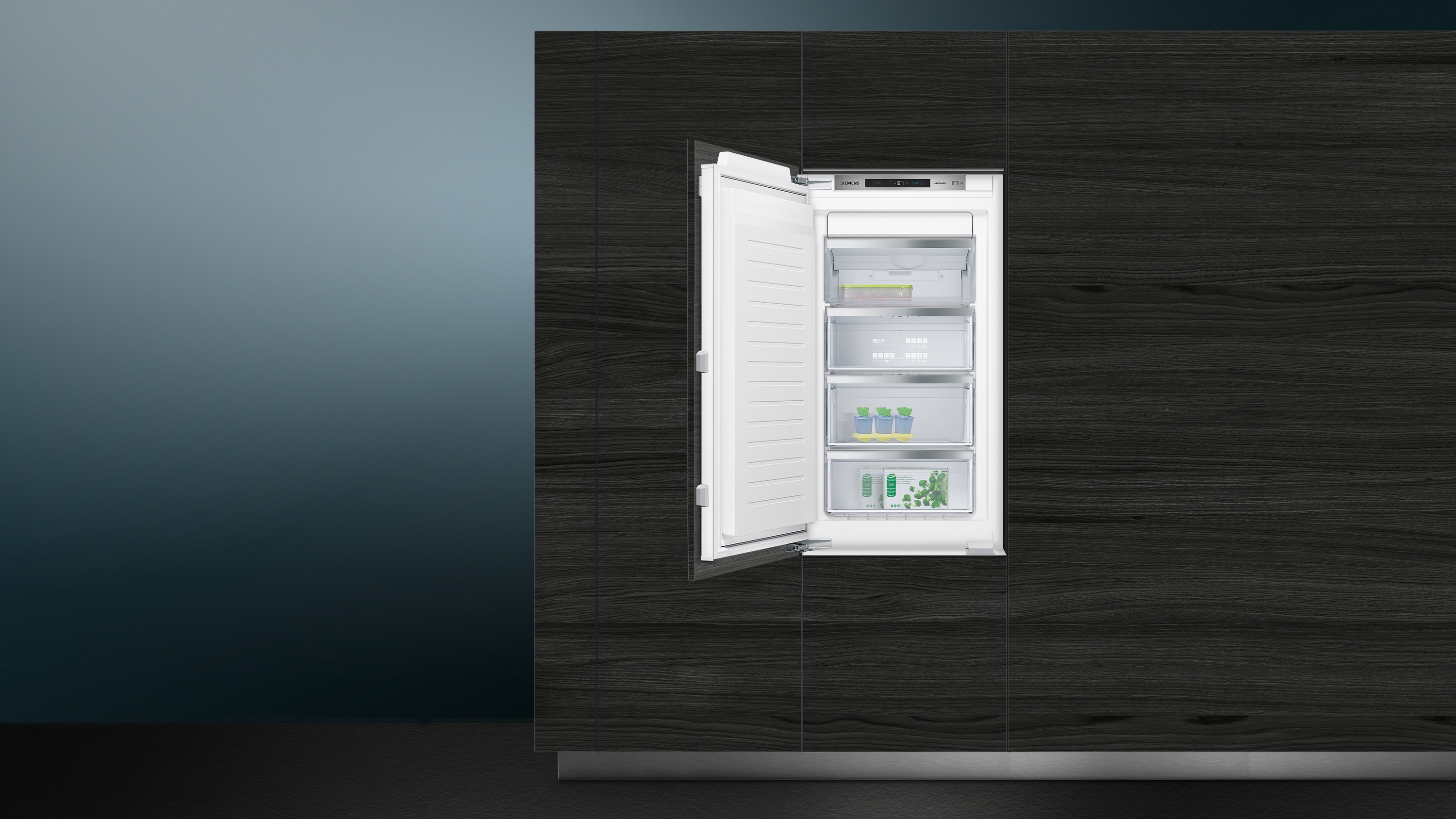 Ein Gefrierschrank mit geöffneter Tür, der Regale mit Lebensmitteln zeigt.