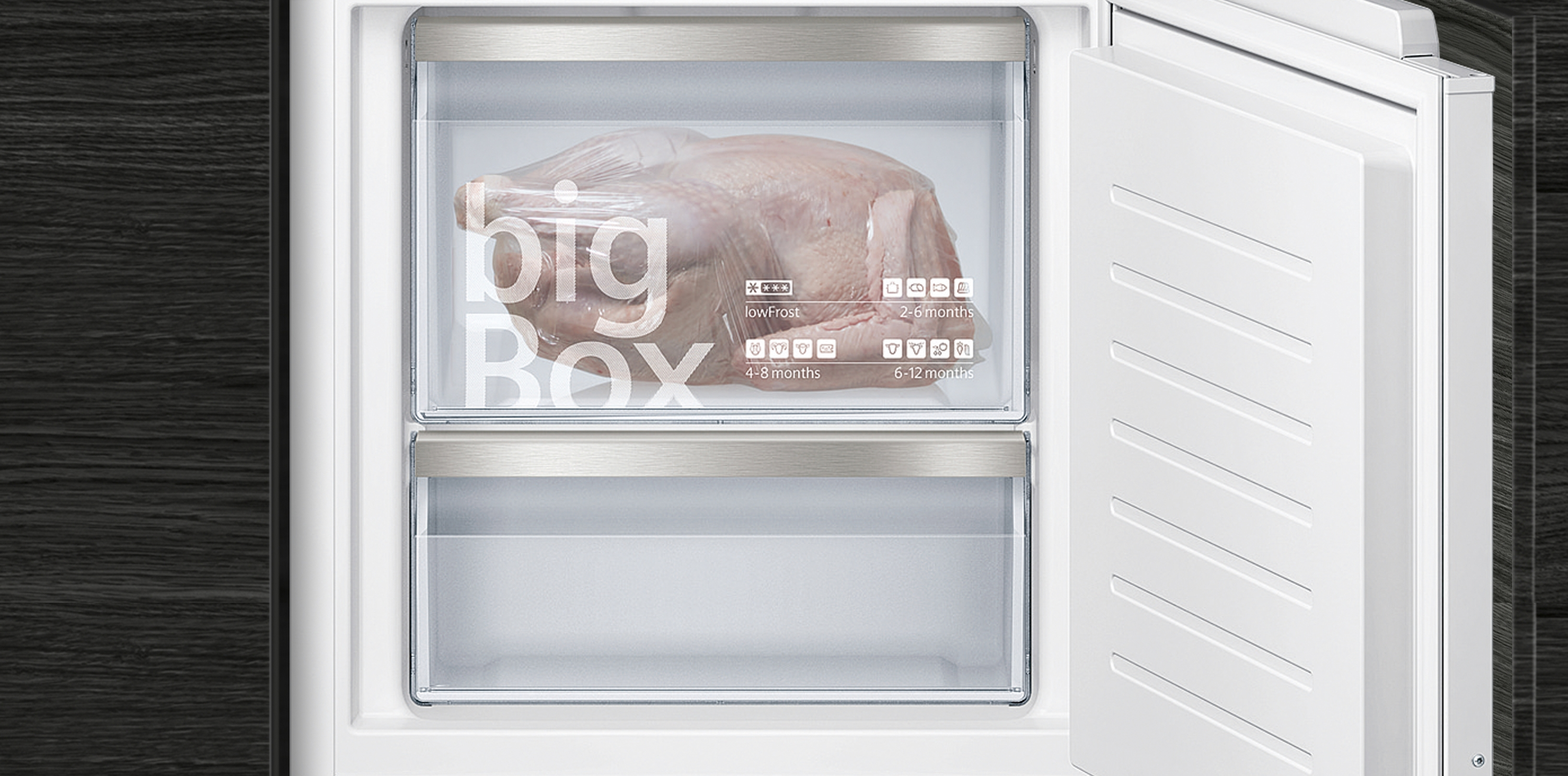 Gefrierschrank mit einem gefrorenen Truthahn im Fach „Big Box“, sichtbar durch die offene Tür.
