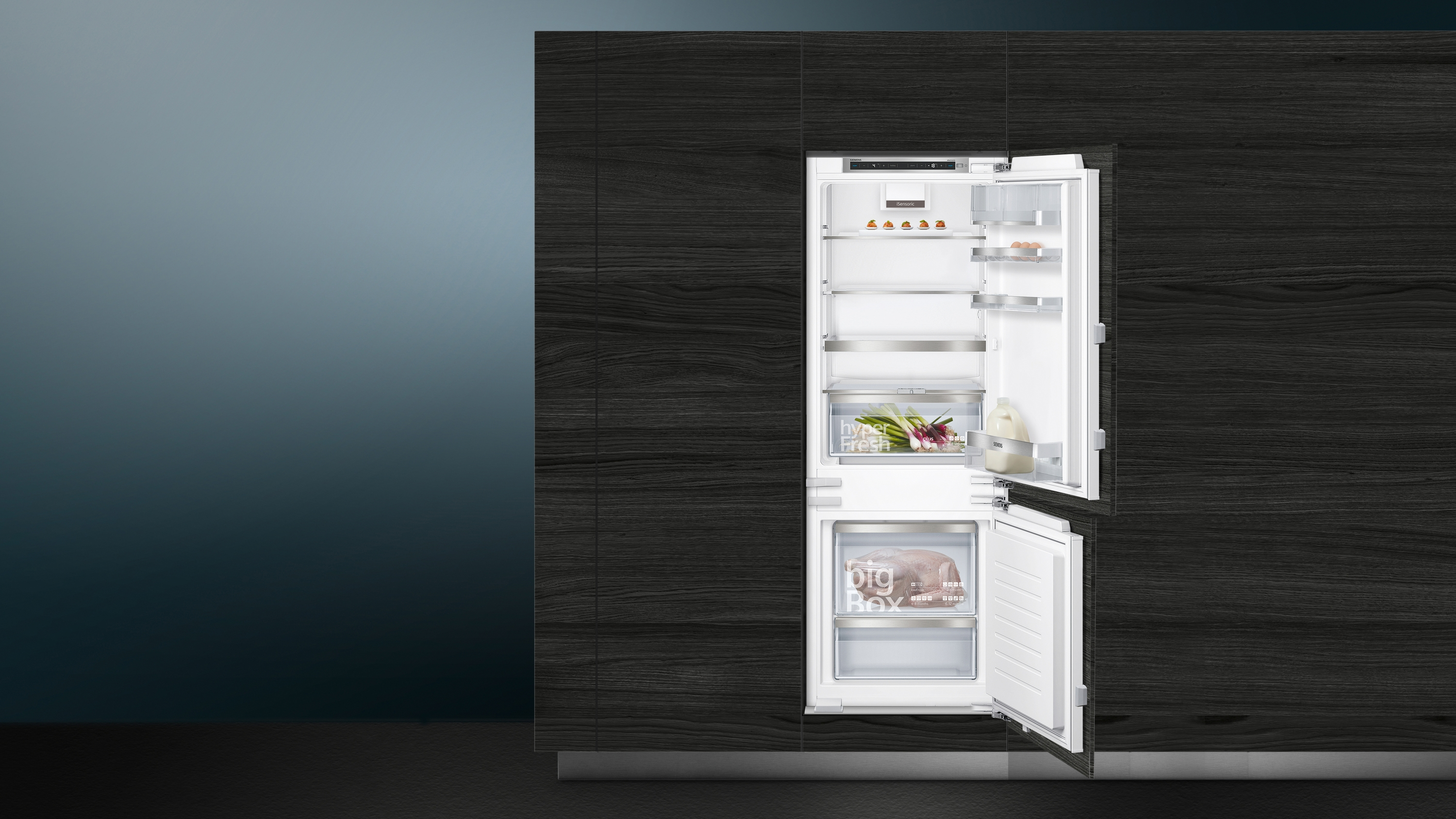 Kühlschrank offen mit Essen im Inneren. Küchenschrank auf beiden Seiten.