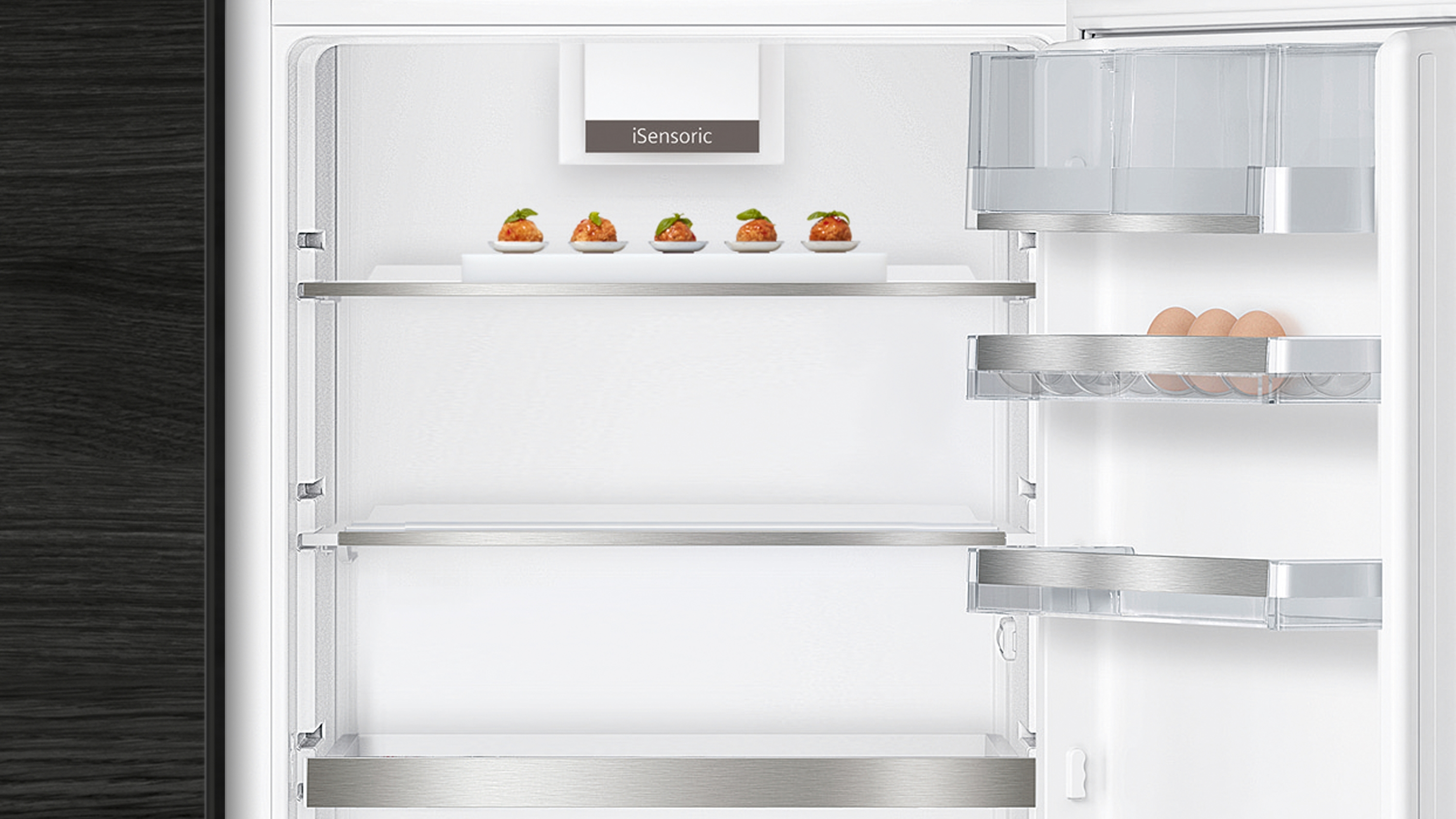Offener Kühlschrankinnenraum mit Regalen, die Lebensmittel enthalten, darunter Fleischbällchen und Eier.