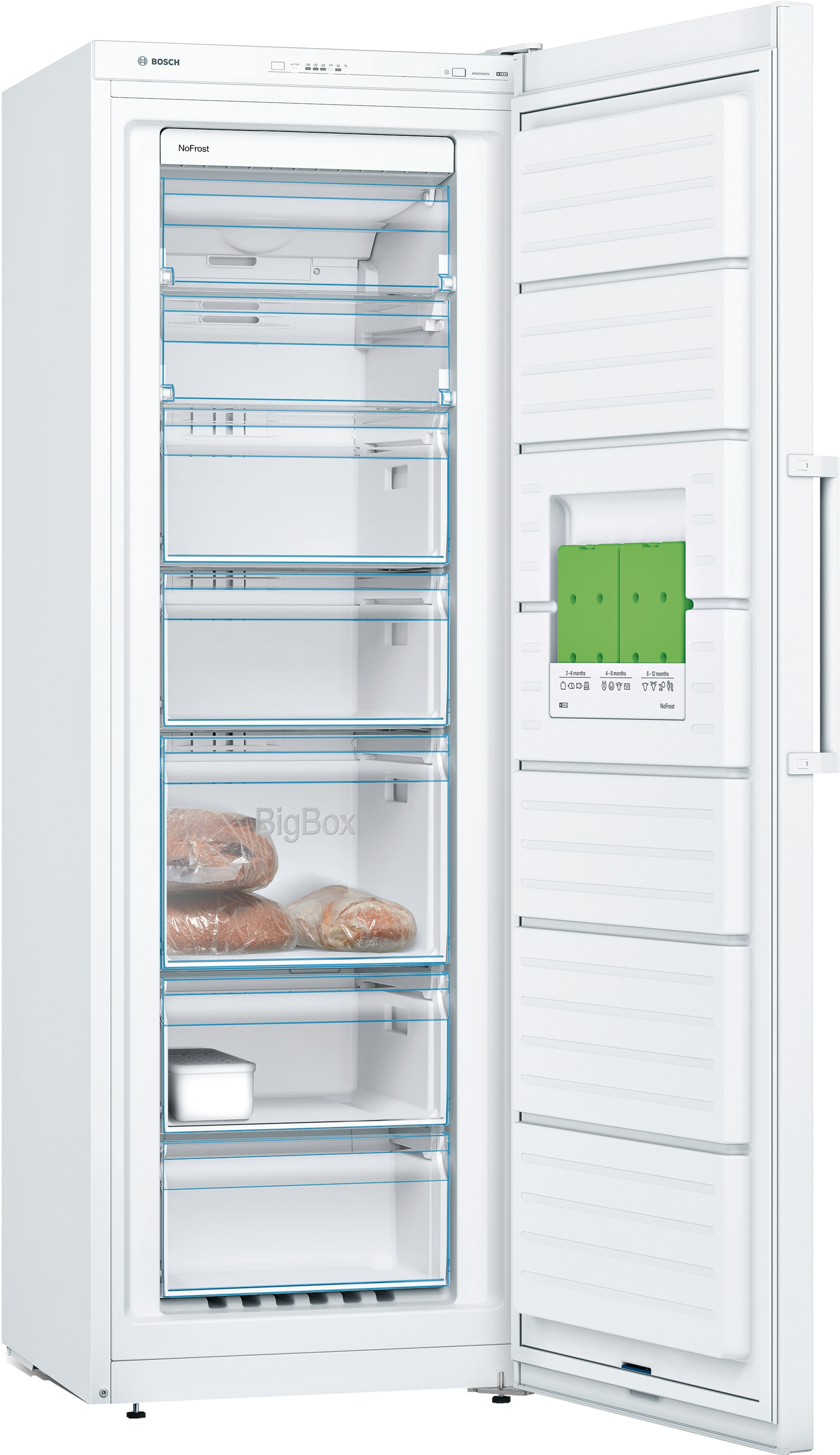 Weißer Kühlschrank mit offener Tür, Regalen, Schubladen und gefrorenen Gegenständen. Weißer Hintergrund.