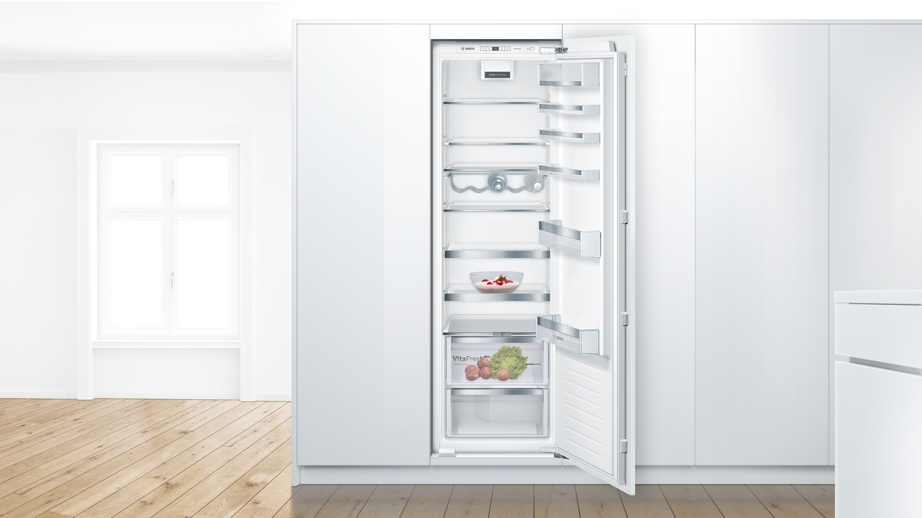 Weißer Kühlschrank mit offenen Türen. Im Inneren befinden sich Regale und Schubladen.