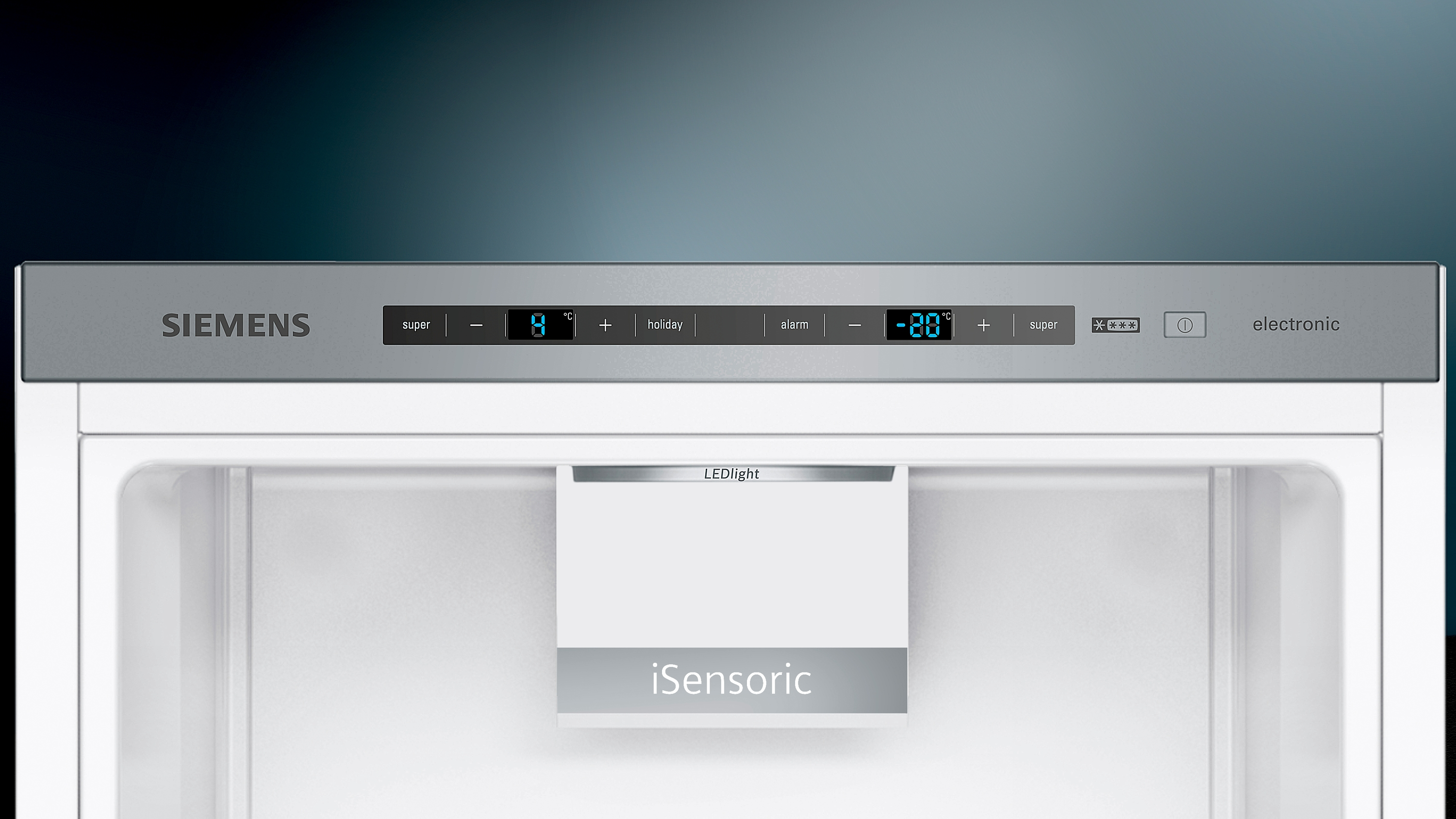 Kühlschrank-Innenraum mit digitaler Anzeige oben und Essen. Marke ist Siemens.