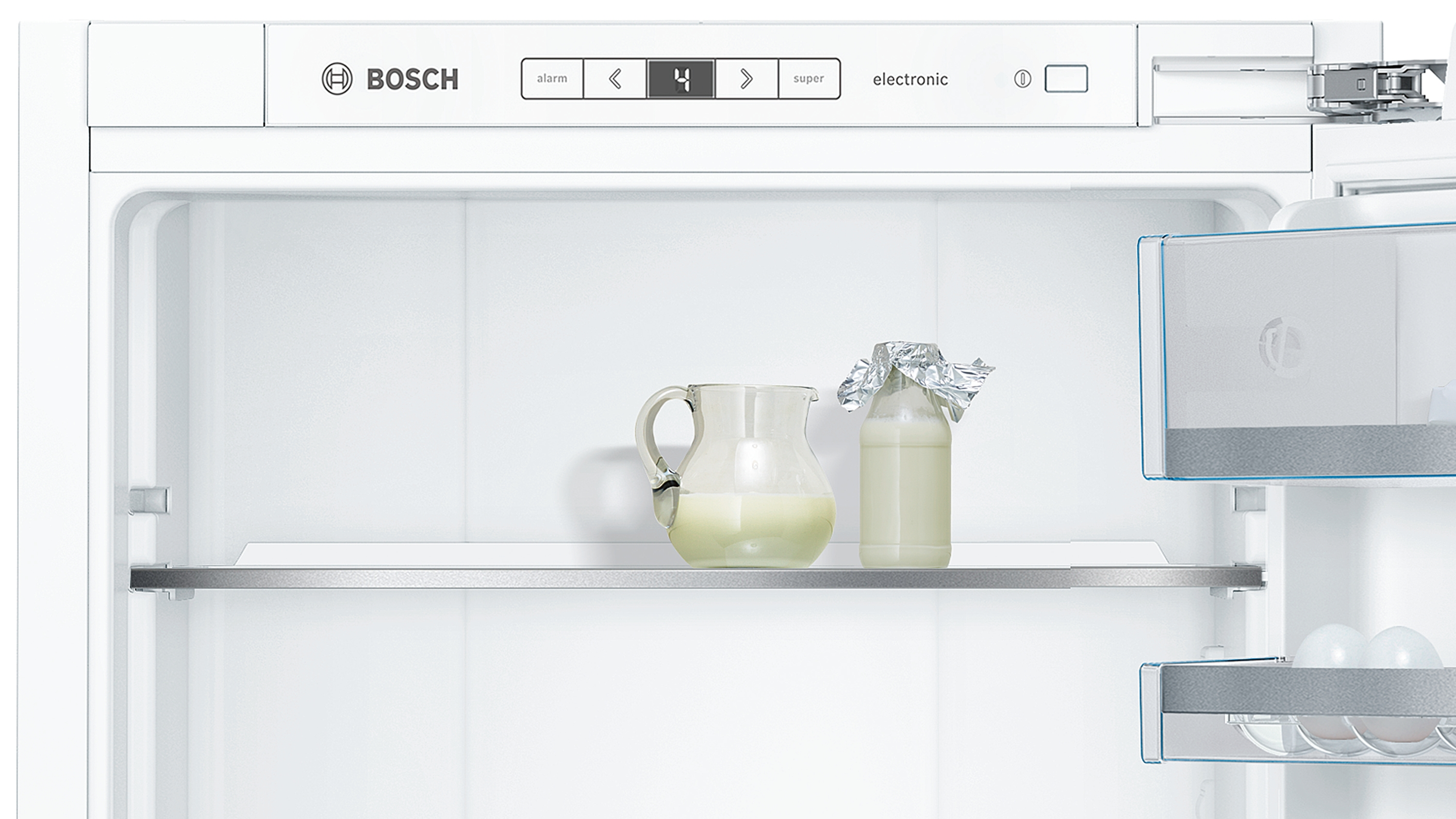 Krug mit Flüssigkeit, Flasche mit Folie, in einem Bosch-Kühlschrank.
