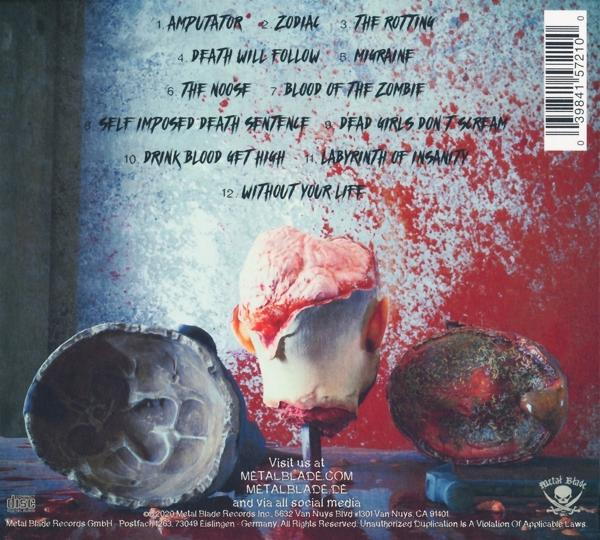 CD-Cover mit einem blutigen Bild von Gehirn, Schädel und anderen Körperteilen. Blutspritzer auf rotem Hintergrund.