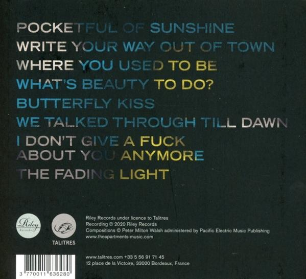 Album-Rückseite mit Songtiteln, weißer und blauer Text, Albumcover.