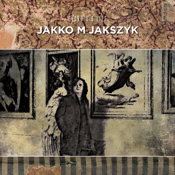 Albumcover mit Mann vor Gemälden. Titel: Secrets & Lies, Jakko M. Jakszyk.
