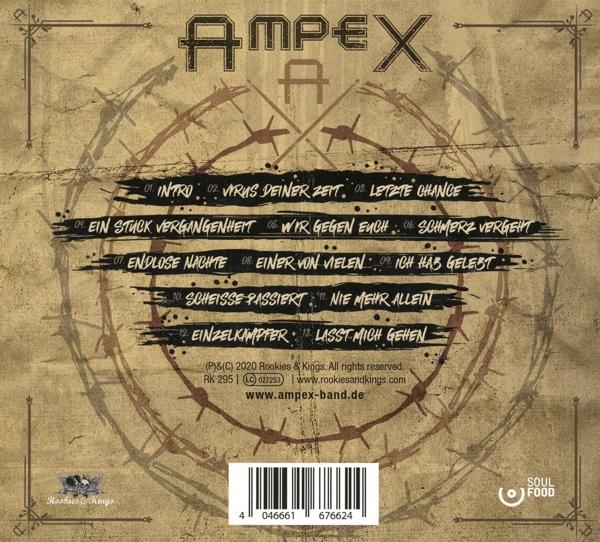 CD-Cover mit braunem Hintergrund und Text. Ein Stacheldrahtkreis mit dem Logo der Band oben.