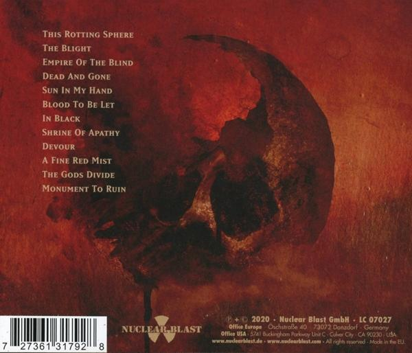 Albumcover: Schädel und Flammen, rot und schwarz, Textdetails.