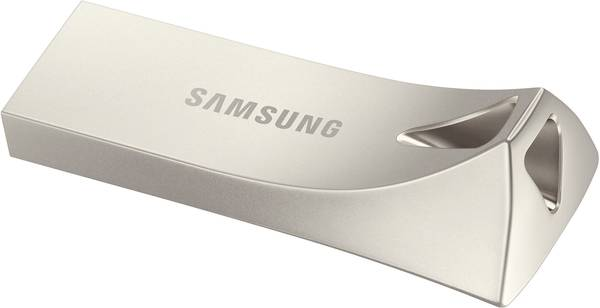 Una unidad flash USB Samsung plateada sobre una superficie blanca.