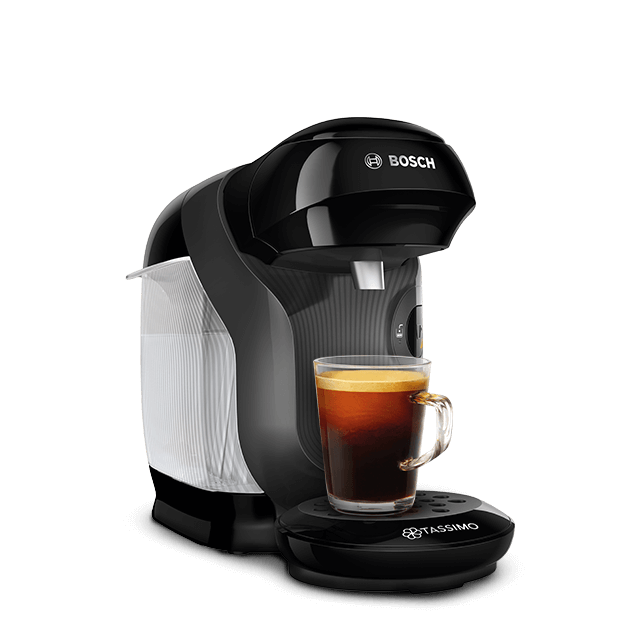 Schwarze Bosch Tassimo Kaffeemaschine mit einer Tasse Kaffee auf dem schwarzen Ständer. Schwarzer Hintergrund.
