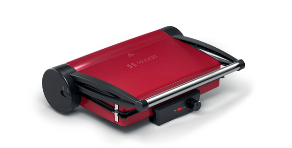 Ein roter Bosch Panini-Grill, geschlossen, vor weißem Hintergrund.