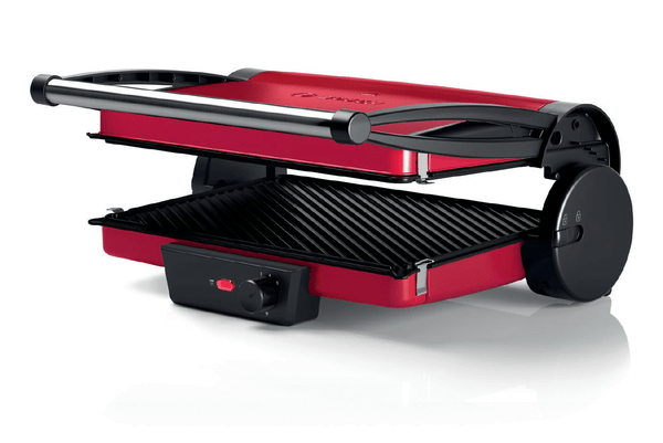 Ein roter Grill mit schwarzem Griff und Bedienelementen. Der Grill ist geöffnet und zeigt die Kochfläche.