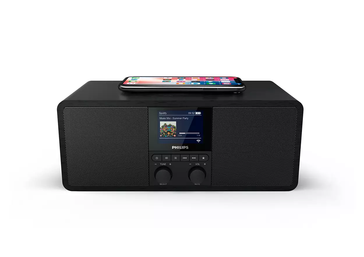 Zwart Philips audiosysteem met telefoon erop, scherm met muziekinfo. Witte achtergrond.
