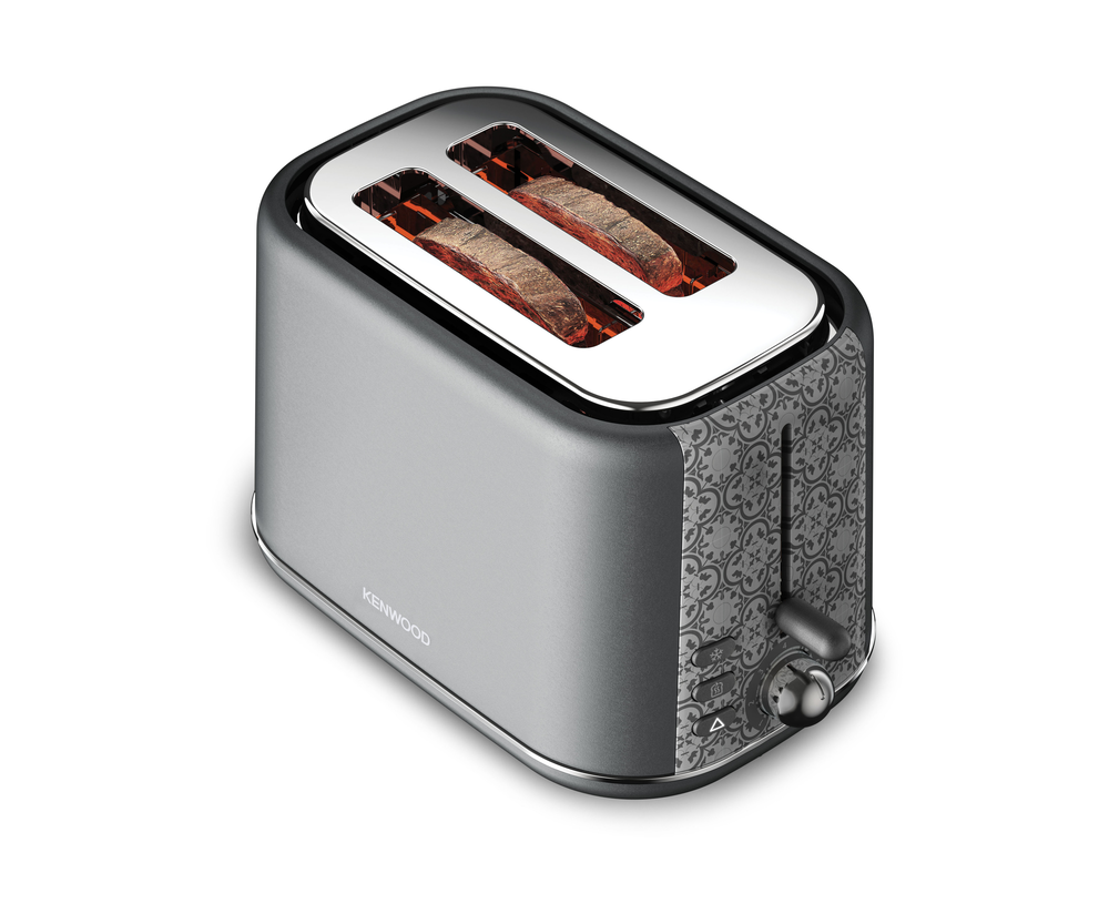 Ein silberner Kenwood-Toaster mit zwei Toastbrotscheiben auf weißem Hintergrund.