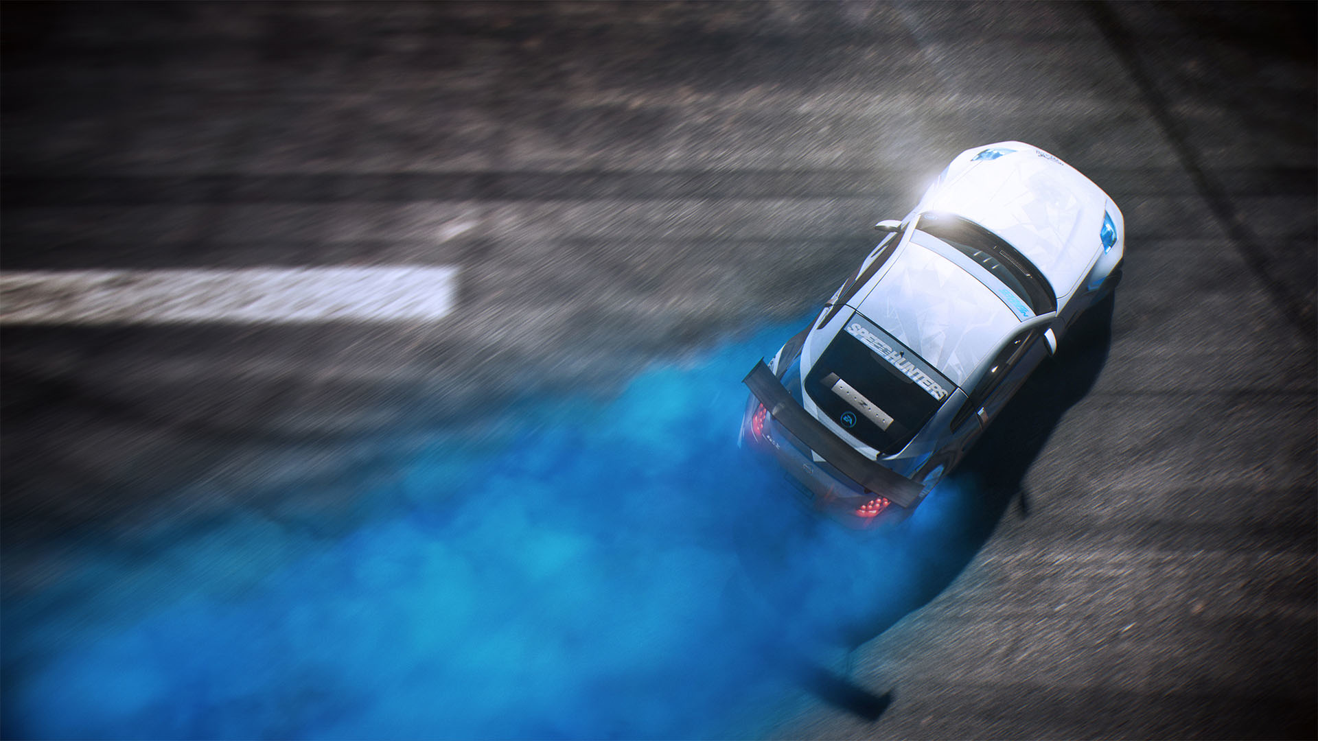 Ein weißes Auto, das auf Asphalt driftet und blauen Rauch erzeugt.