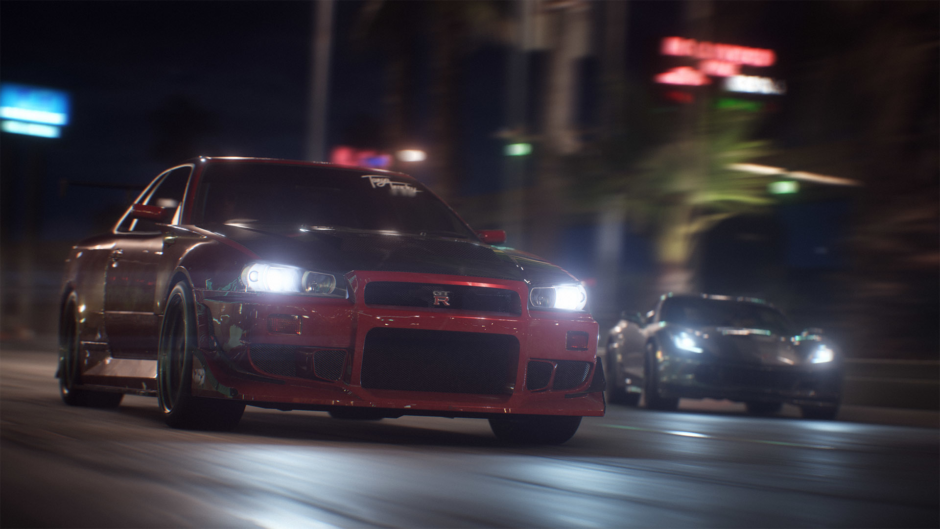 Rotes und schwarzes Sportwagenrennen bei Nacht mit anderen Autos und Stadtlichtern im Hintergrund.