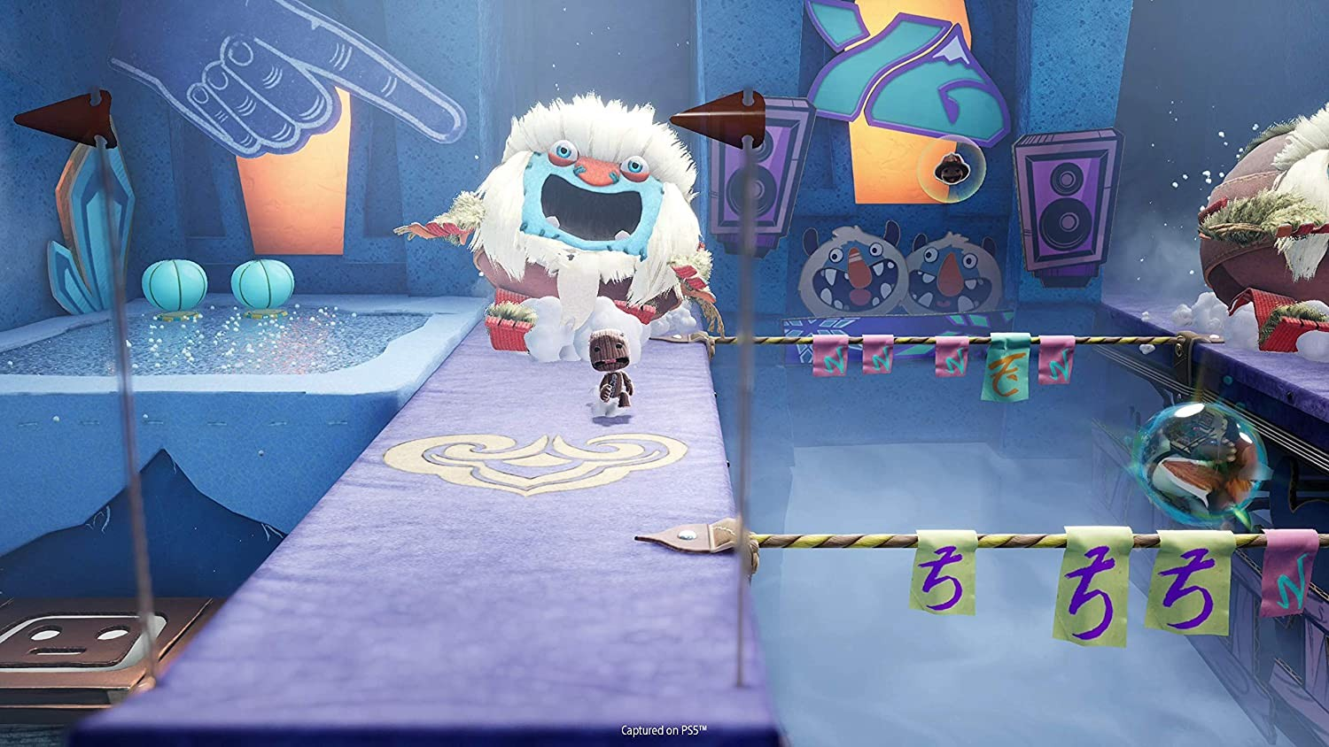 Una escena de videojuego. Un pequeño personaje en una plataforma. Un gran monstruo está al otro lado.