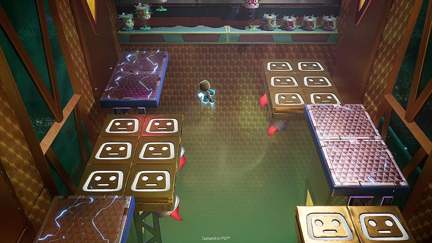 Una vista desde arriba de un nivel de videojuego con plataformas y un personaje. La iluminación es colorida.