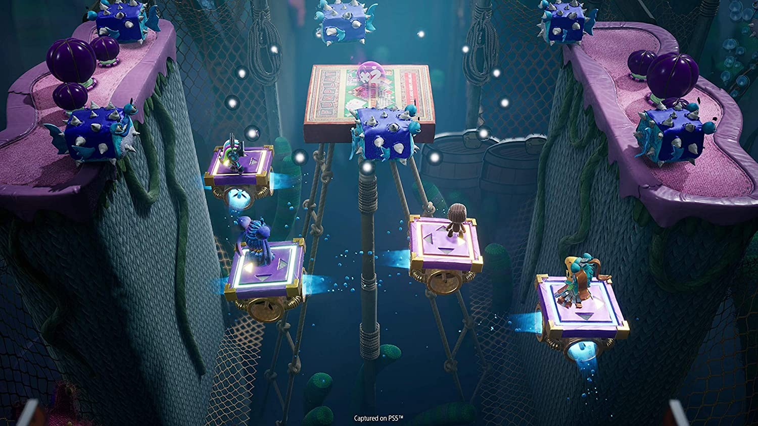 Una escena de juego con personajes en plataformas, rodeada de estructuras alienígenas. Elementos morados, azules y verdes.