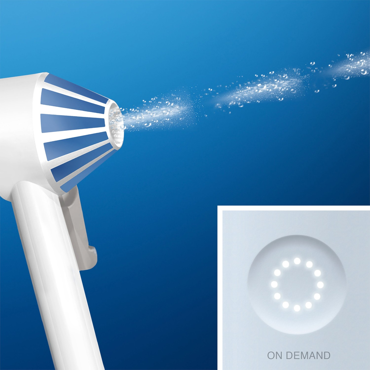 Mavi arka plan üzerinde beyaz ve mavi bir oral irrigator ve nozülünden su püskürtülüyor.