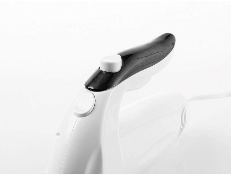 Close-up van een witte staafmixer met een zwarte handgreep en een witte knop.