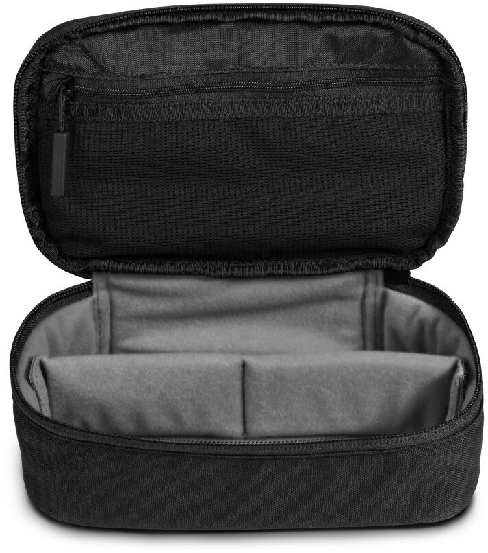 Schwarze und graue offene Reisetasche mit mehreren Fächern. Der Innenraum zeigt graues Stofffutter.