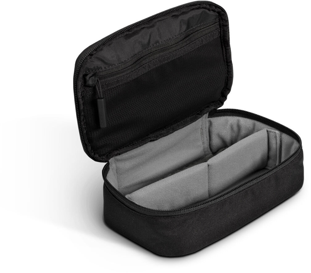 Schwarze Reise-Reißverschlusstasche, offen, mit Innenfächern und grauem Futter.