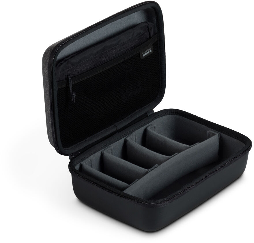 Schwarzes GoPro-Etui, geöffnet, um Fächer mit Trennwänden zu zeigen. Oben innen ist eine Reißverschlusstasche sichtbar.