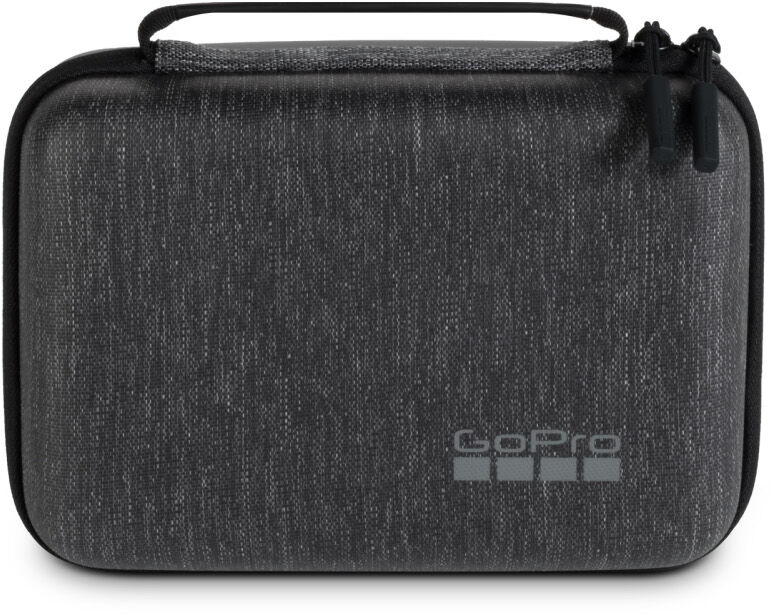 GoPro-Tragetasche, dunkelgrau. Reißverschlüsse und ein Griff sind sichtbar. GoPro-Logo unten.