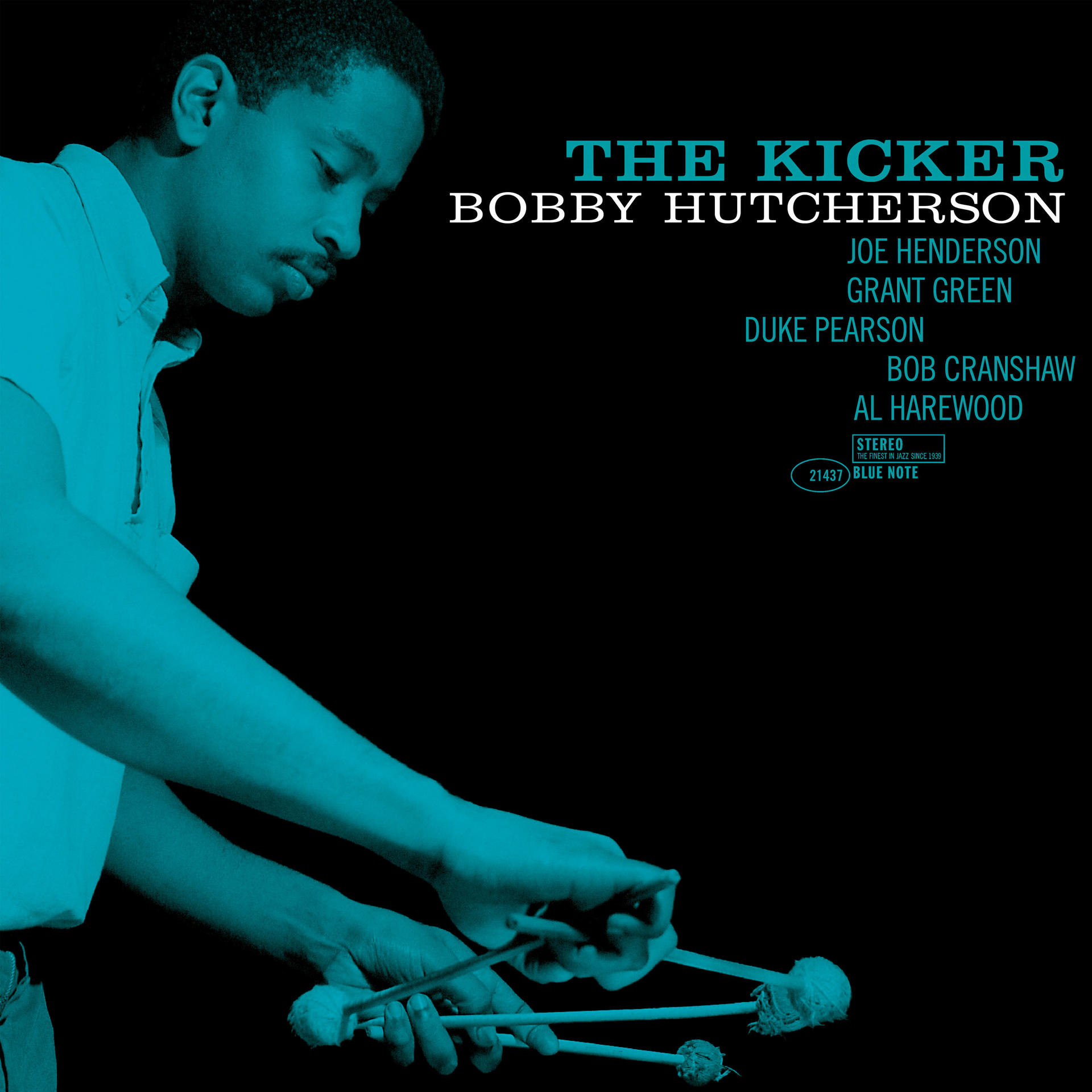 Album borító: Férfi kalapácsokkal, türkiz a feketén. Cím: The Kicker. Előadó: Bobby Hutcherson. Más nevek is szerepelnek.