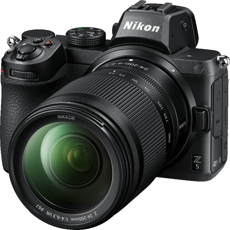 Un appareil photo Nikon noir avec un objectif zoom sur fond blanc.
