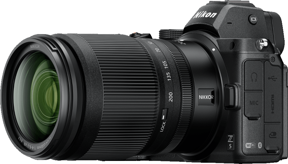 Un appareil photo Nikon noir avec un long objectif, avec des boutons et du texte sur le côté, prise de vue en angle.