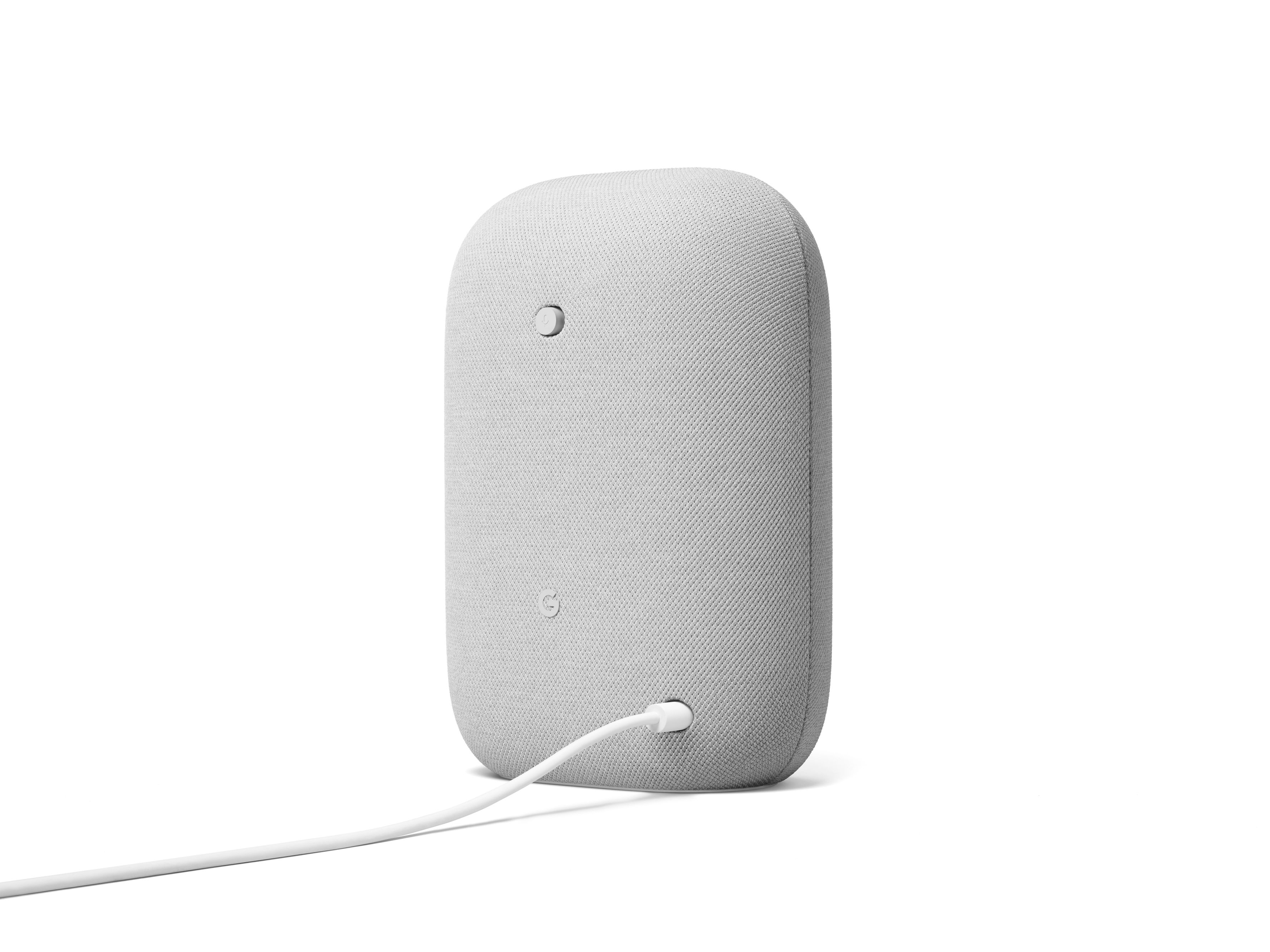 Altavoz Google Nest gris. Es un rectángulo redondeado con una cubierta de tela. Fondo blanco.