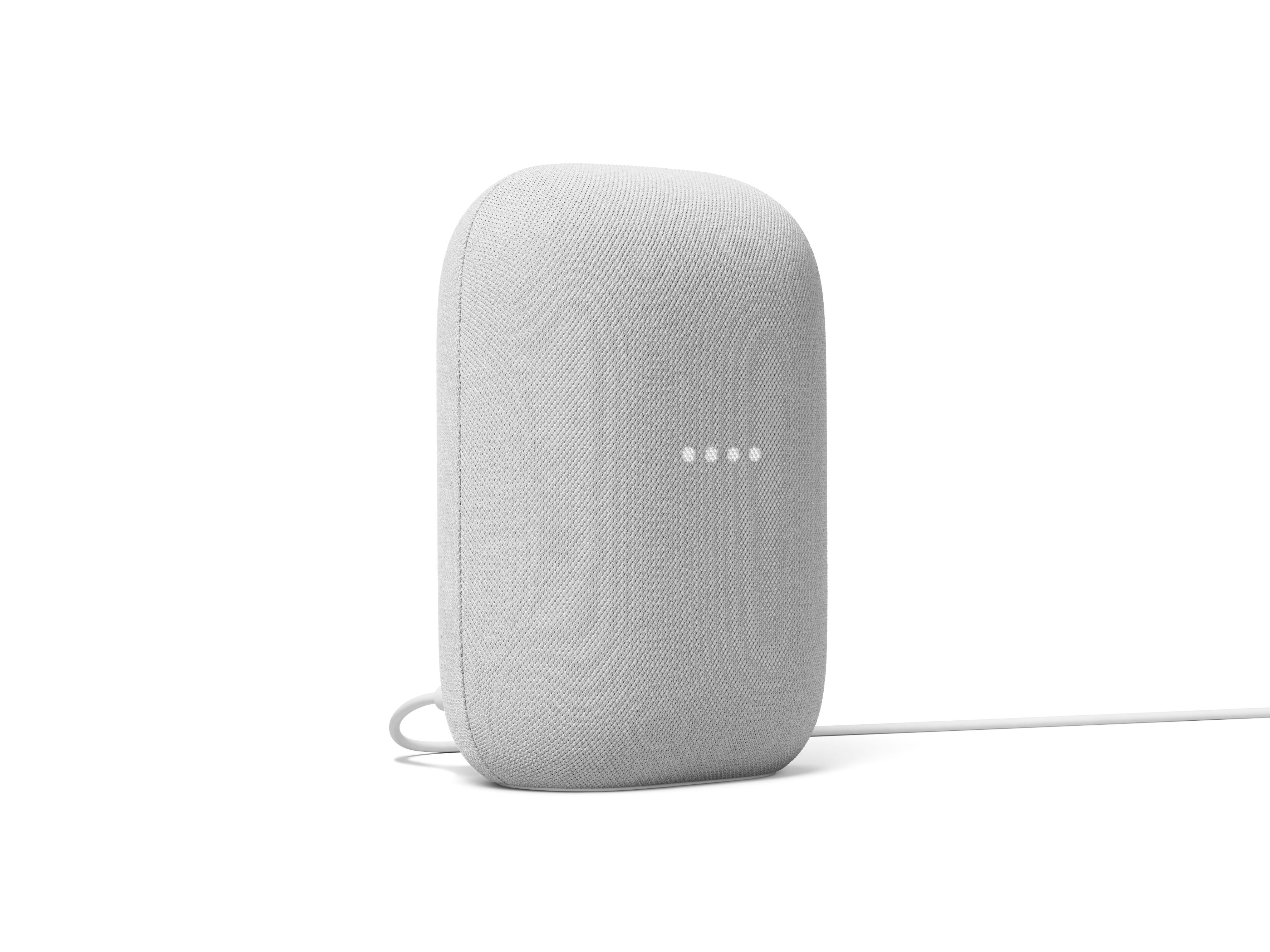Altavoz inteligente Google Nest blanco. Tiene forma ovalada con una cubierta de tela blanca y cuatro luces indicadoras.