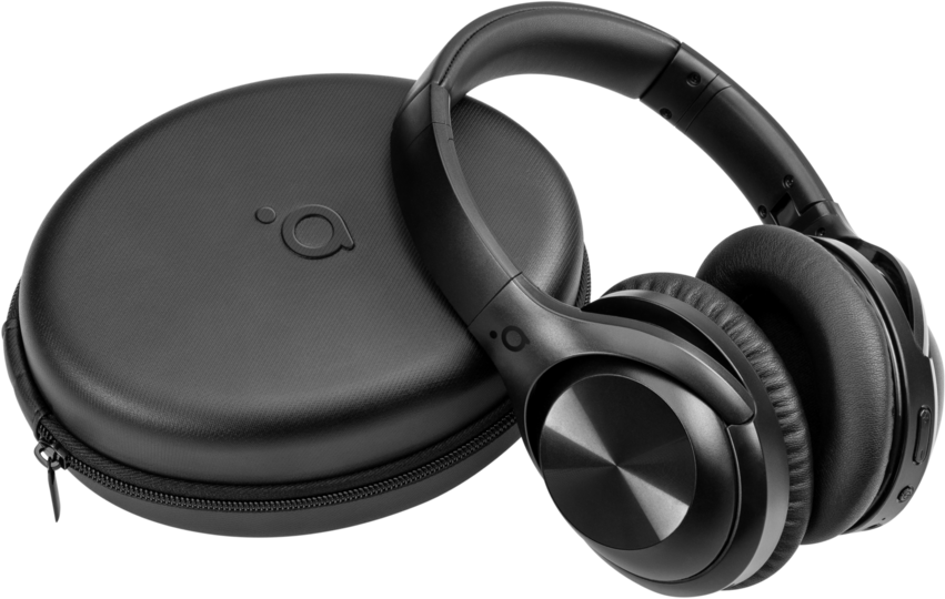 Fekete over-ear fejhallgató egy fekete tok mellett fekete háttérben.