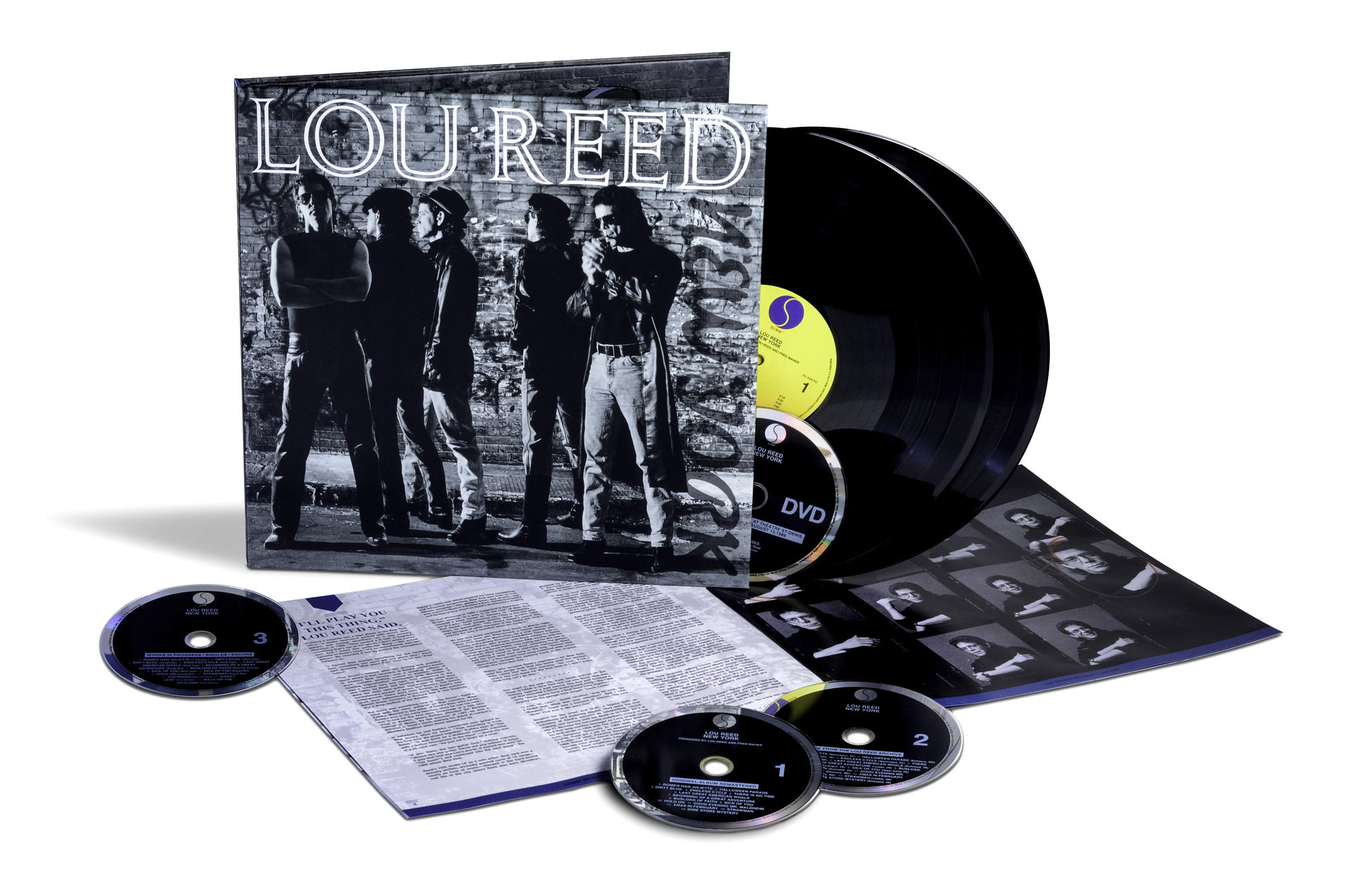 Ensemble album : Lou Reed, avec pochette d'album, deux vinyles, un DVD et livrets. Photo en noir et blanc.
