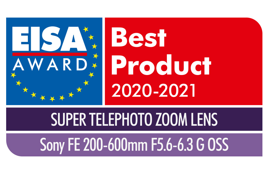 Eine rot-weiße Auszeichnung mit blauem Text. Es steht EISA Award, Best Product 2020-2021.