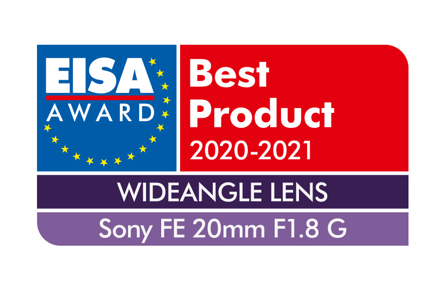 EISA Award für bestes Weitwinkelobjektiv, Sony FE 20mm F1.8 G, auf rotem und lila Hintergrund.