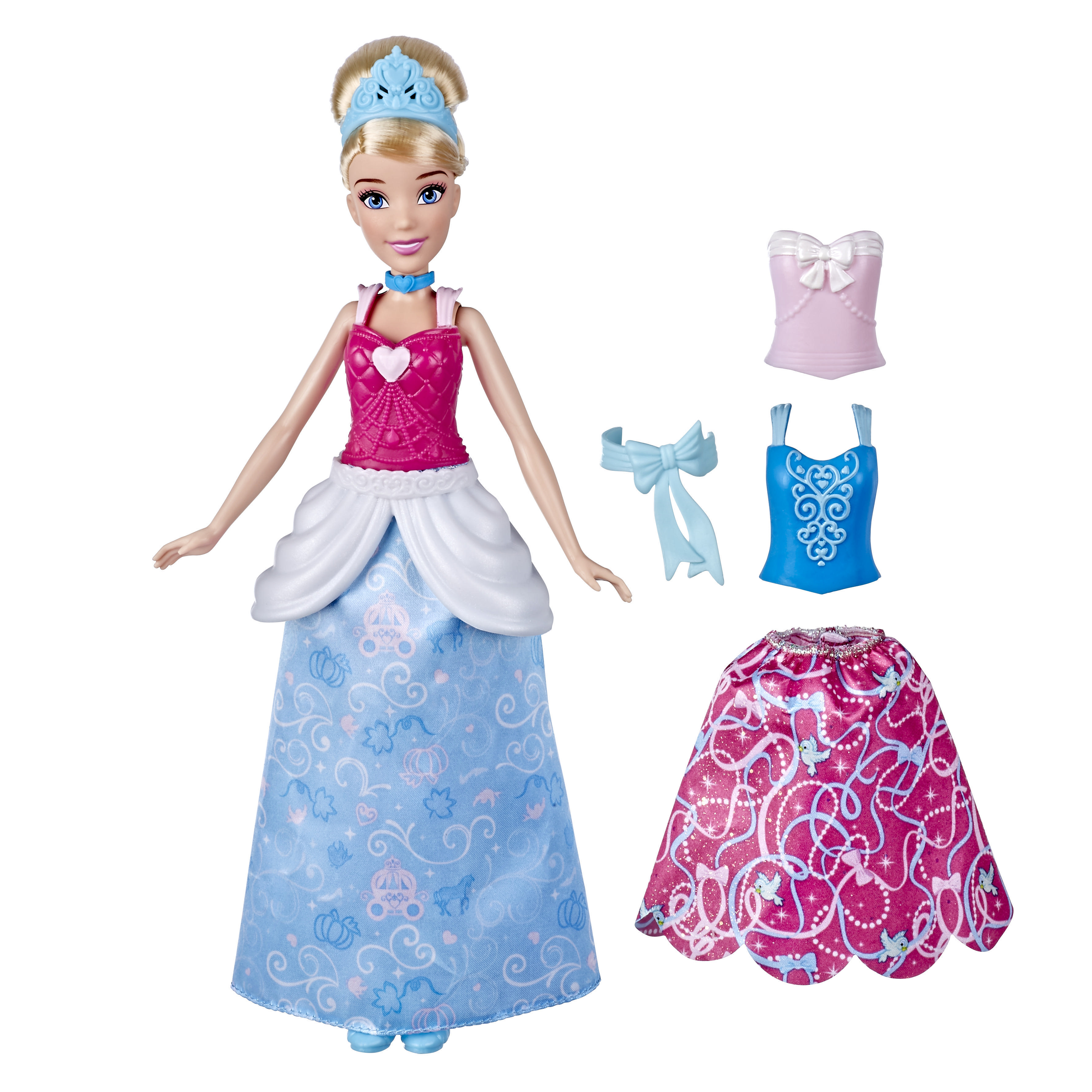 Cinderella-Puppe mit zusätzlichen Outfits auf weißem Hintergrund.