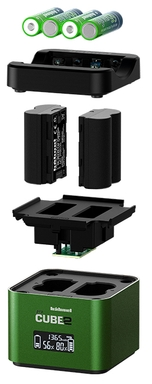 Batterien und Ladegerät. Batterien sind grün. Ladegerät ist schwarz und grün. Komponenten sind getrennt.