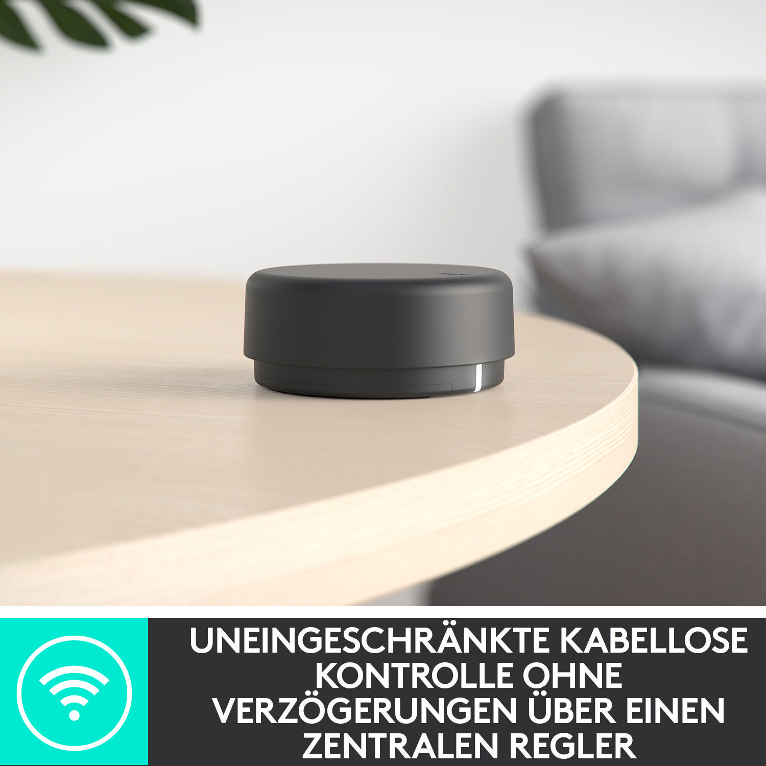 Schwarzes, kreisförmiges Bedienfeld auf einem Holztisch. Es hat ein weißes Licht um den Boden.
