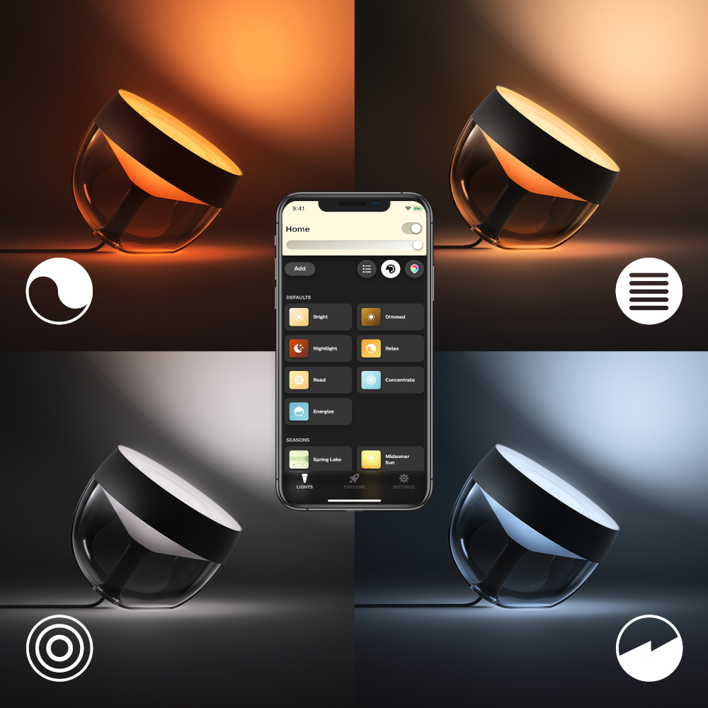 Vier scènes met een lamp en telefoon. De lamp is zwart en helder. Telefoon toont app-interface.