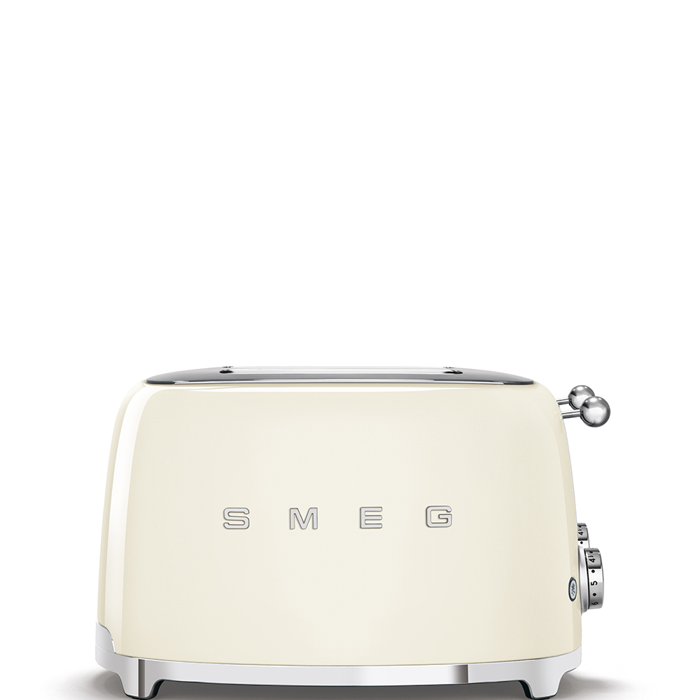 Una tostadora SMEG crema con detalles cromados, sobre un fondo blanco.