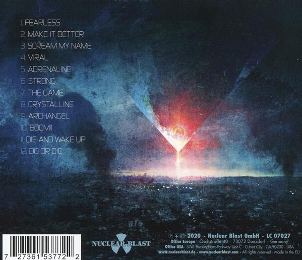 CD-Cover mit Titelliste und einer apokalyptischen Szene mit hellem Licht.