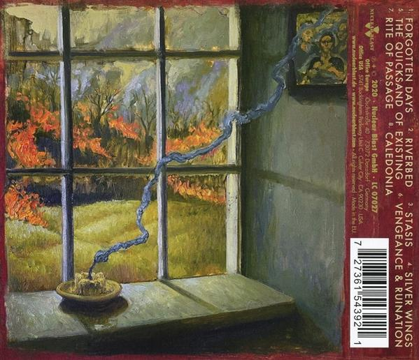Albumcover mit Fenster, Feuer und einem Gemälde von Menschen.
