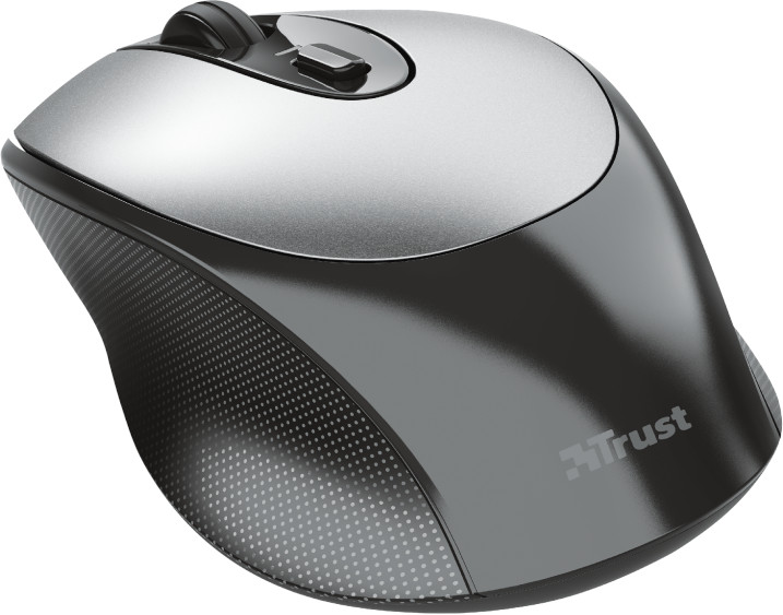 Souris d'ordinateur argentée et noire avec molette et logo en bas.