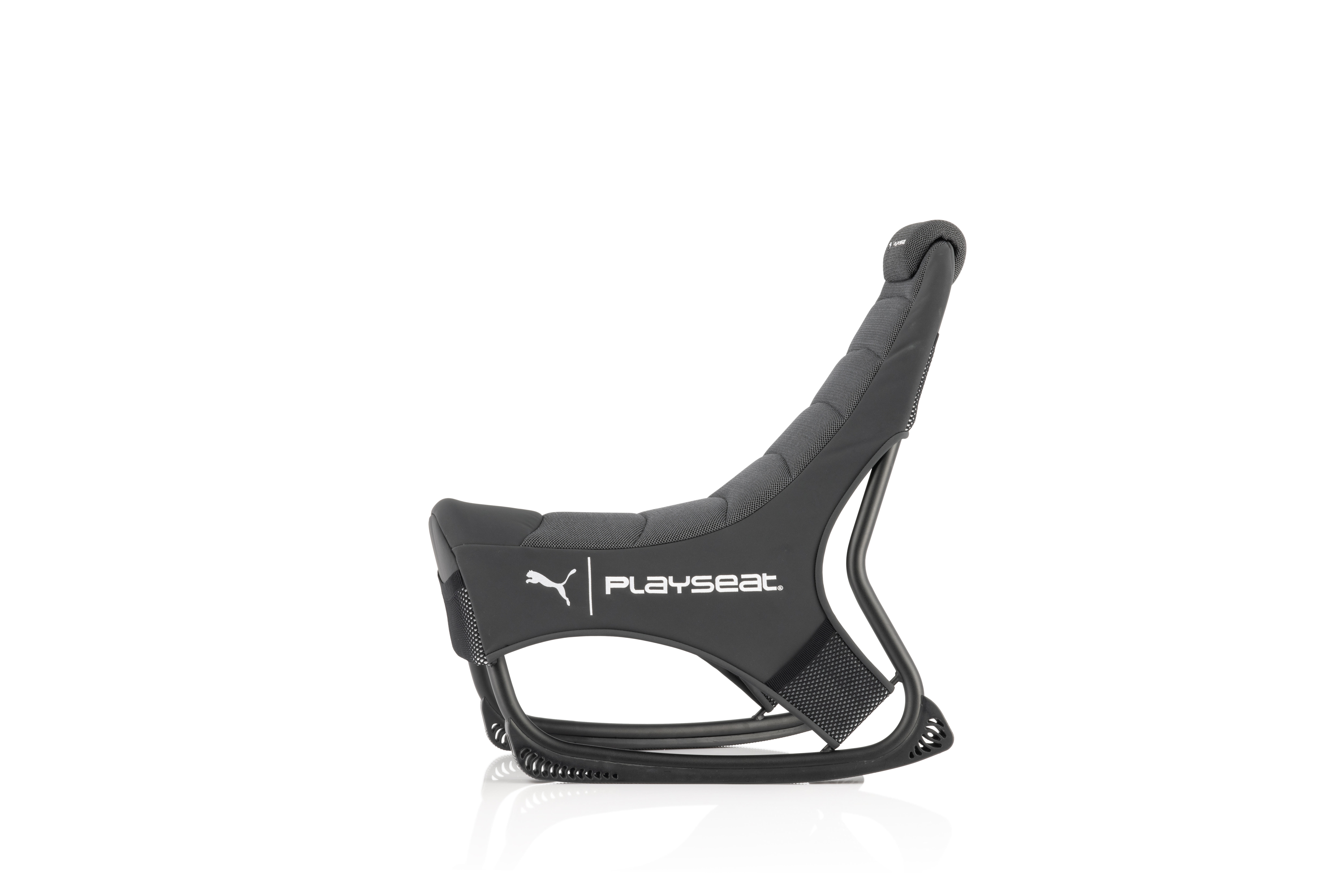 Schwarzer und grauer Puma Playseat Gaming-Stuhl auf weißem Hintergrund. Seitenansicht mit Design.