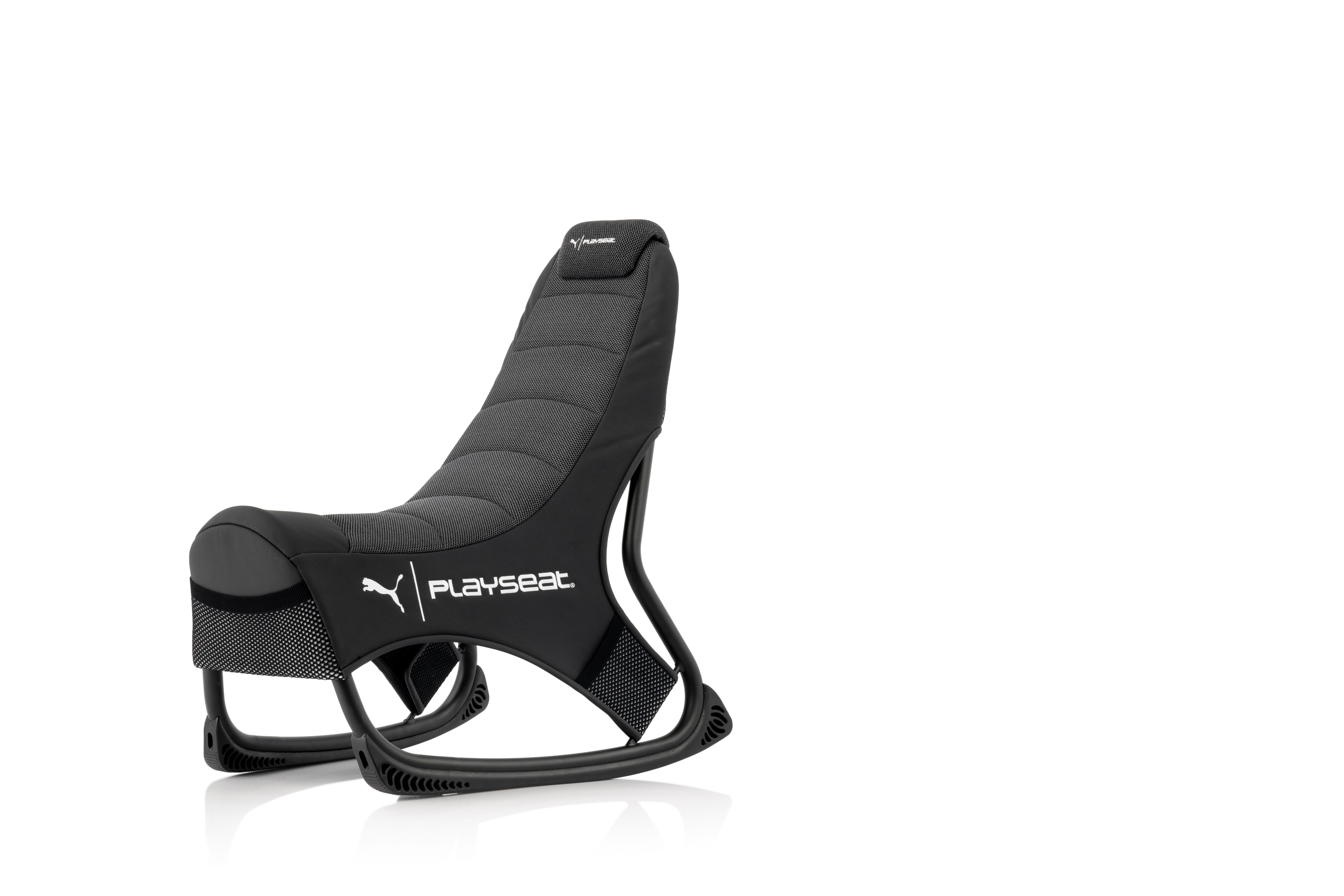 Schwarz-grauer Puma Playseat-Stuhl. Weißer Hintergrund. Gebogenes Design, ergonomischer Sitz.