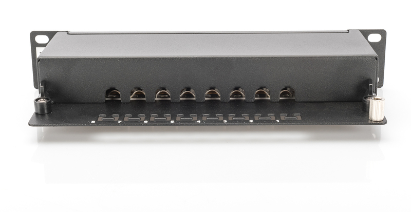 Schwarzes Rack-Panel mit 8 Anschlüssen, nummeriert 1-8, für Netzwerkgeräte.